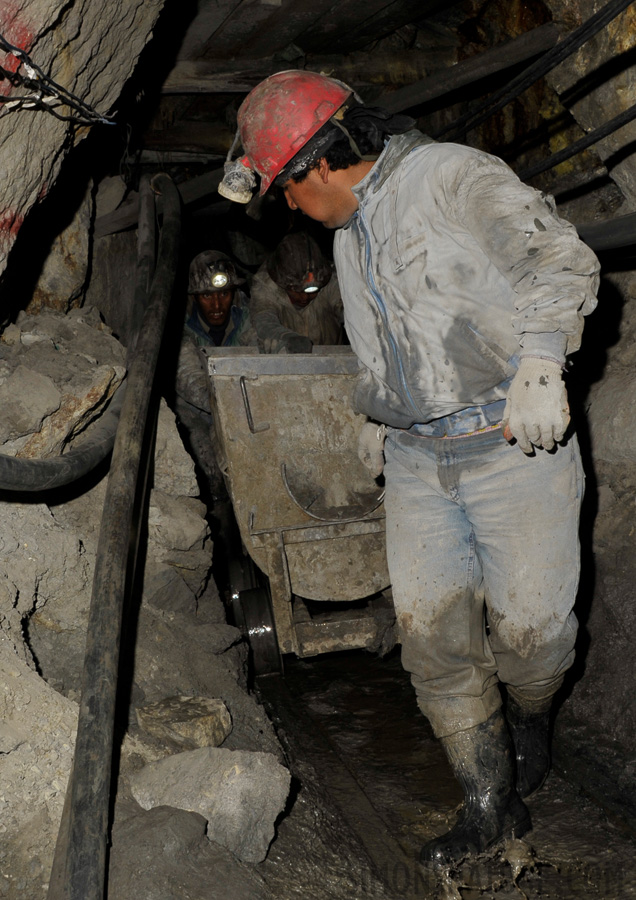Harte Arbeit in den Minen [28 mm, 1/60 Sek. bei f / 10, ISO 400]