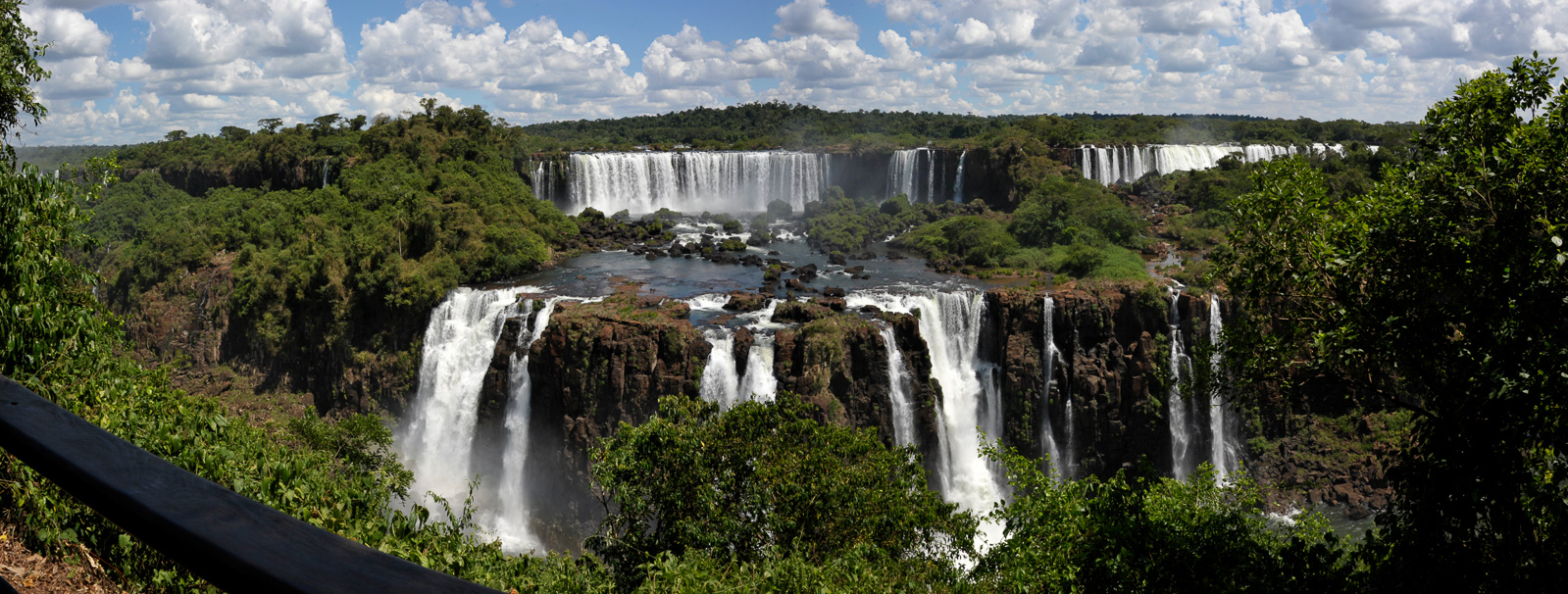 Cataratas del Iguazu [28 mm, 1/320 sec at f / 14, ISO 400]
