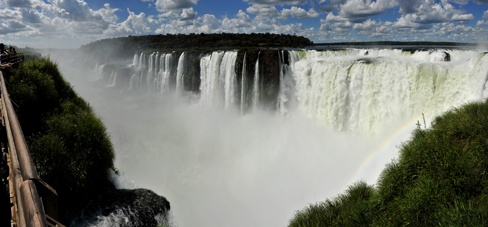 Cataratas del Iguazu [28 mm, 1/320 sec at f / 22, ISO 200]