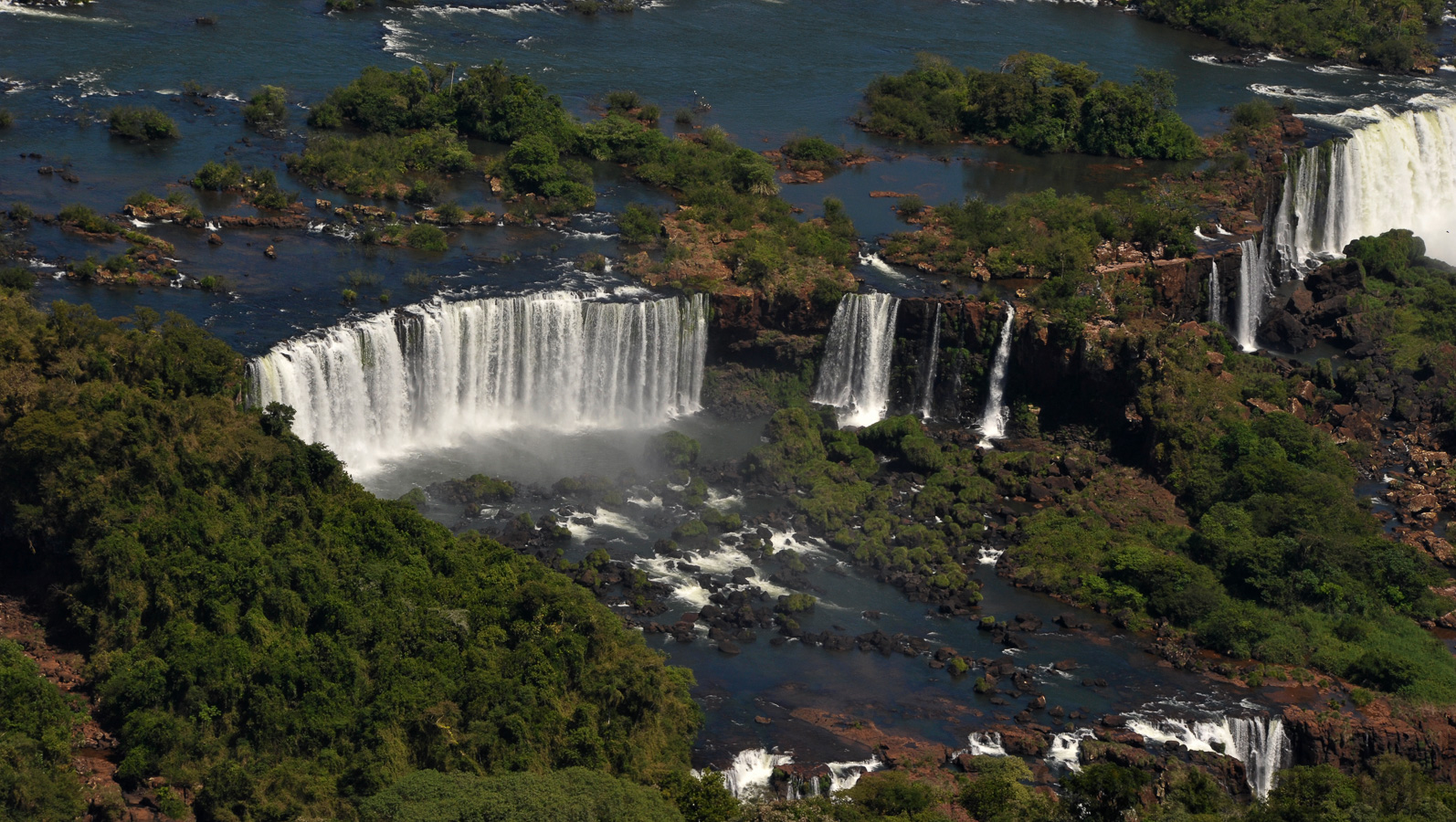 Cataratas del Iguazu [180 mm, 1/400 sec at f / 13, ISO 800]