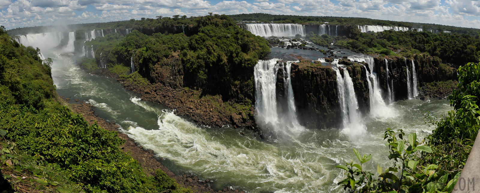 Cataratas del Iguazu [28 mm, 1/500 sec at f / 16, ISO 400]