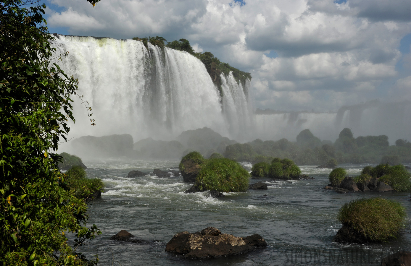 Cataratas del Iguazu [52 mm, 1/500 sec at f / 16, ISO 400]