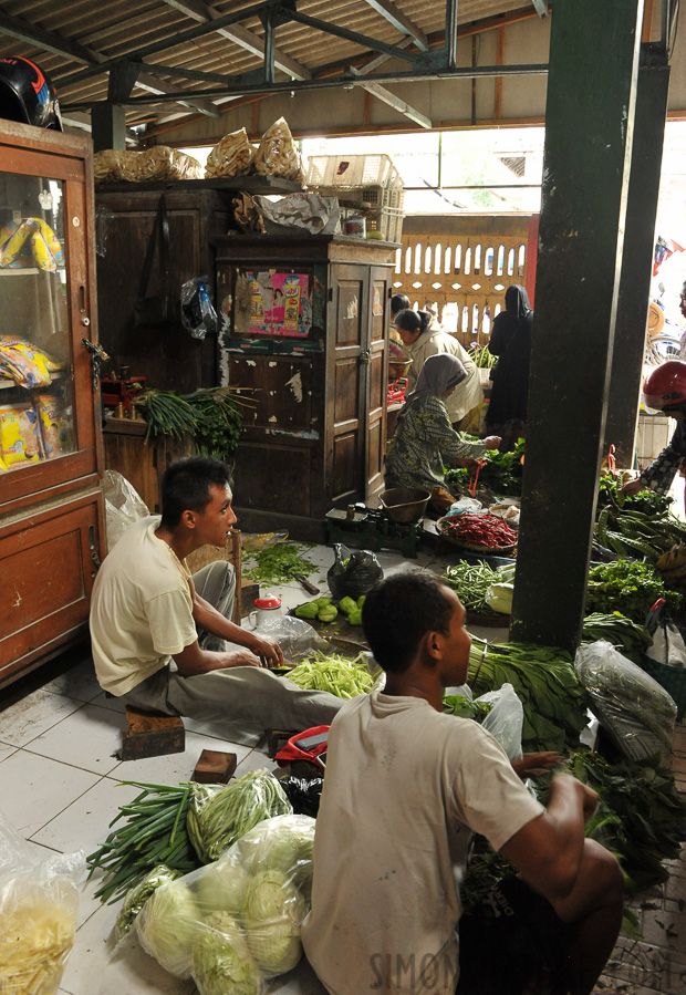 Yogyakarta [28 mm, 1/25 sec at f / 8.0, ISO 2500]