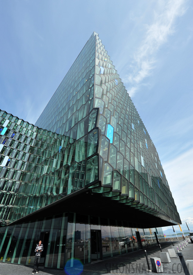 Harpa Concert Hall [14 mm, 1/125 sec at f / 18, ISO 400]